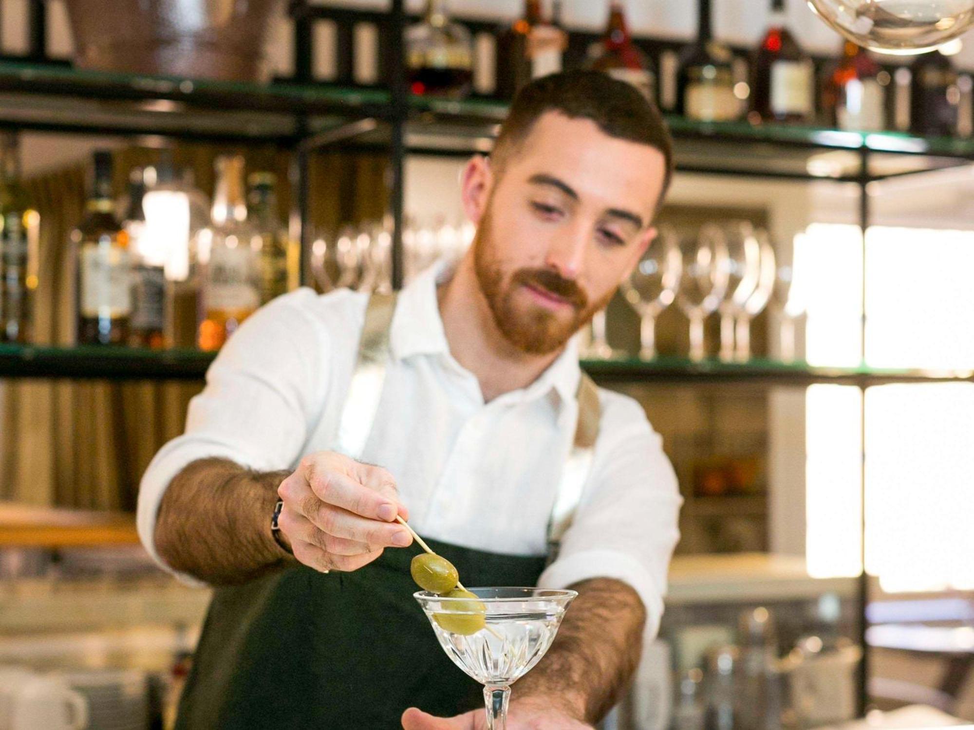 The Sebel Quay West Suites Sydney Zewnętrze zdjęcie A bartender at work