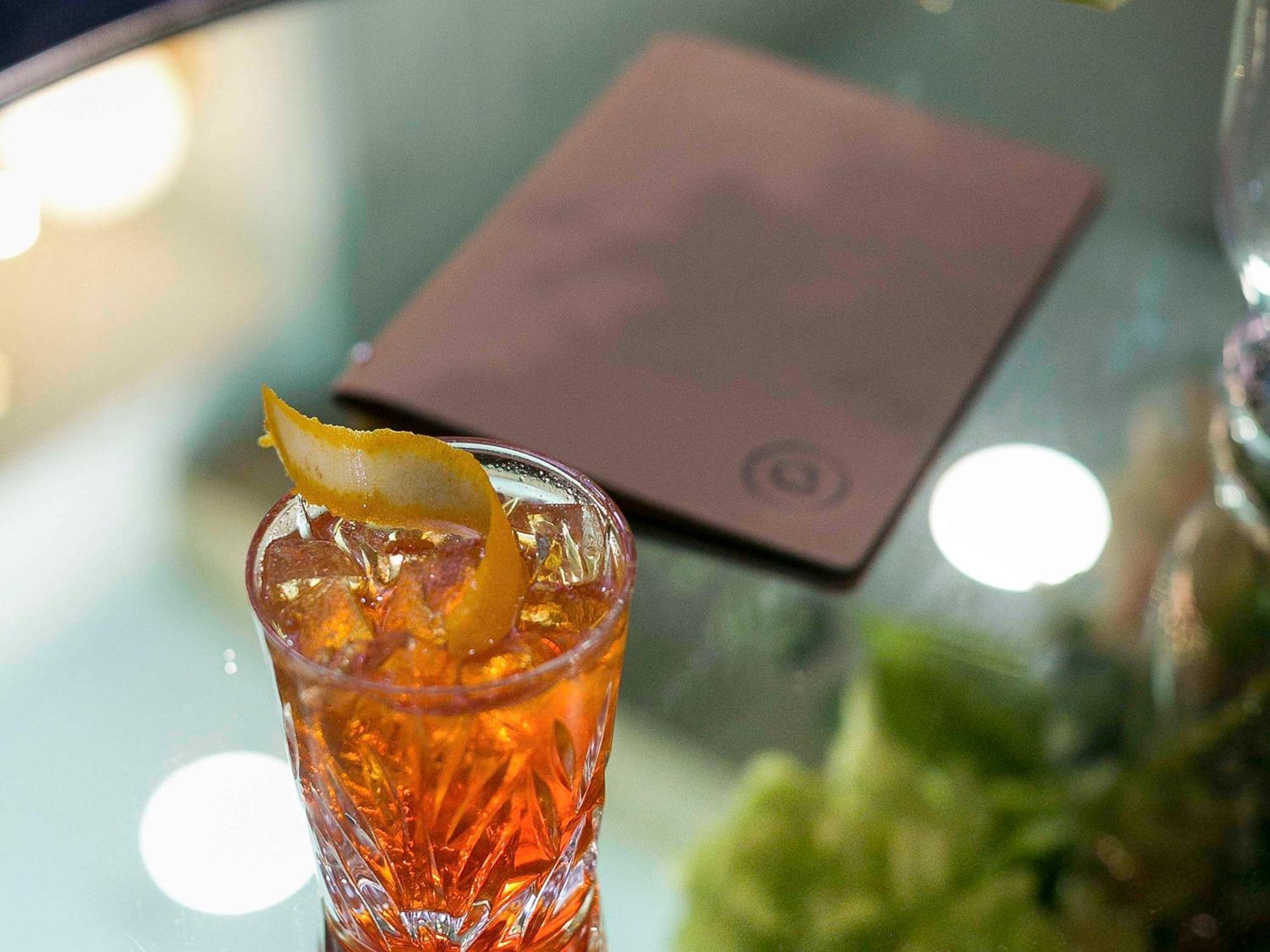 The Sebel Quay West Suites Sydney Zewnętrze zdjęcie A Negroni cocktail