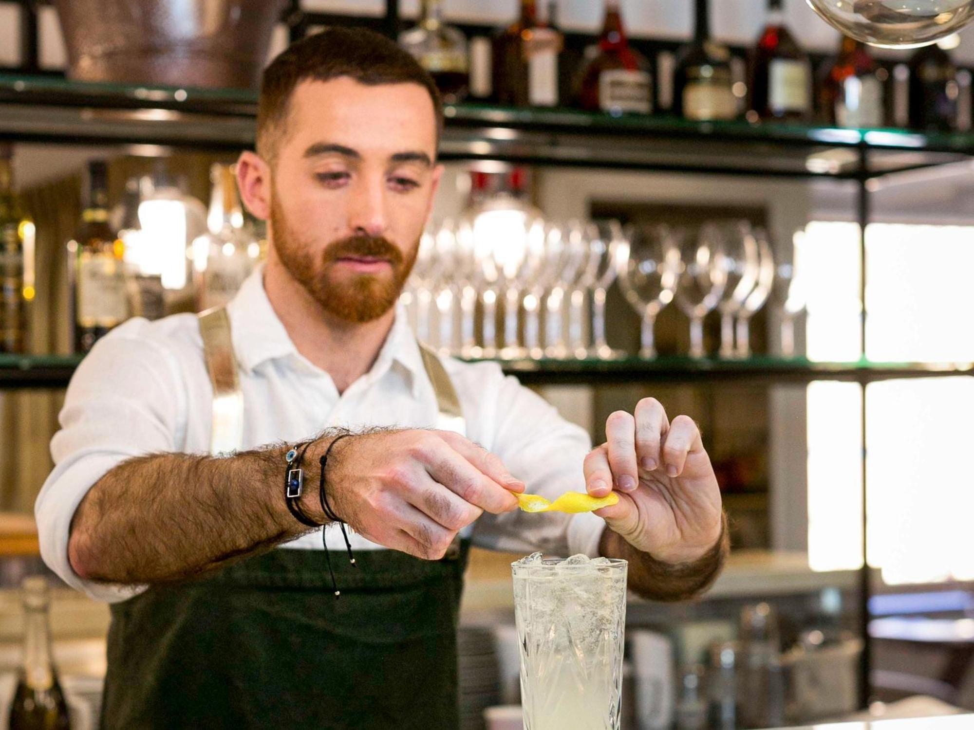 The Sebel Quay West Suites Sydney Zewnętrze zdjęcie A bartender at work