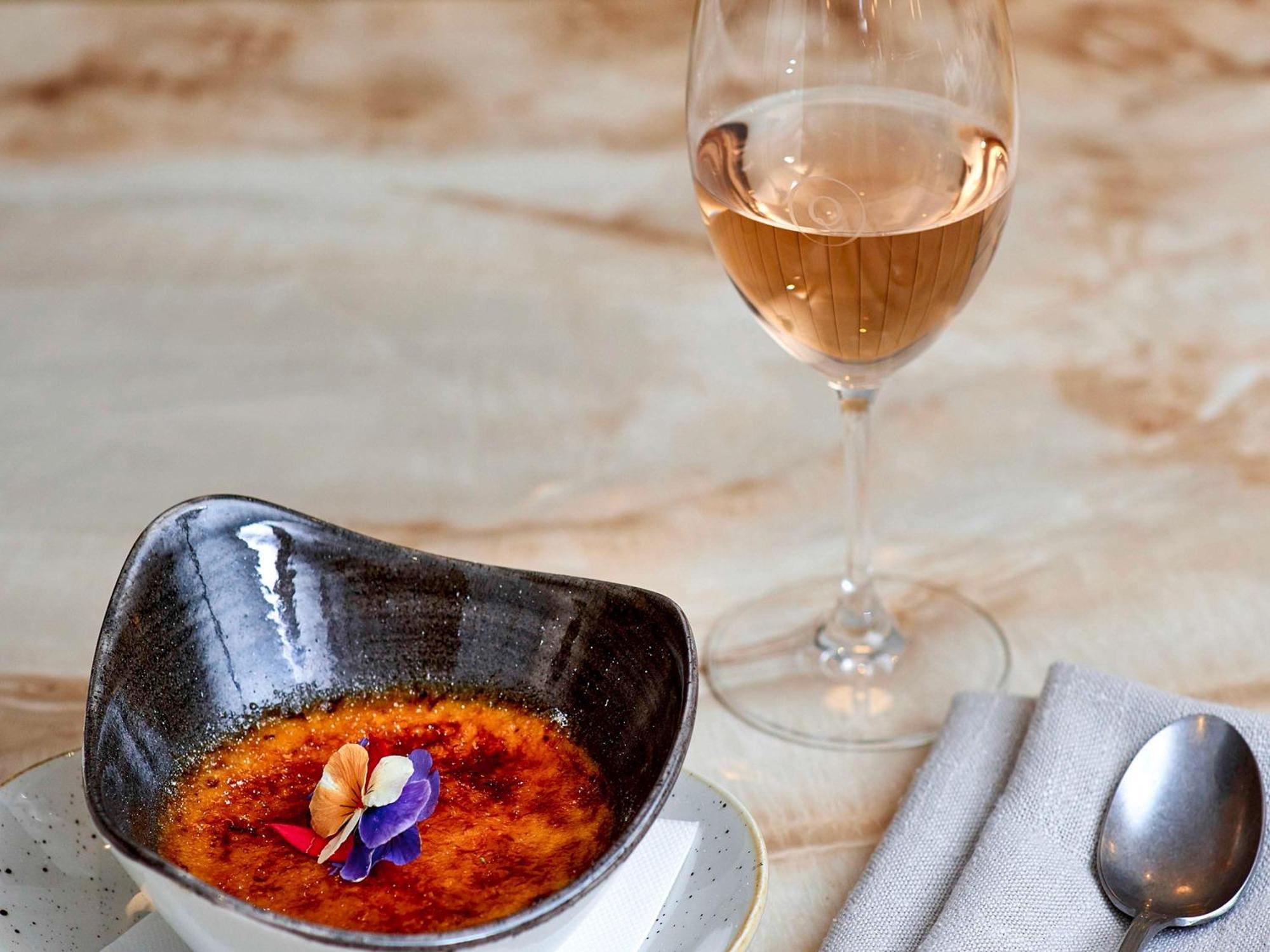 The Sebel Quay West Suites Sydney Zewnętrze zdjęcie A glass of orange wine